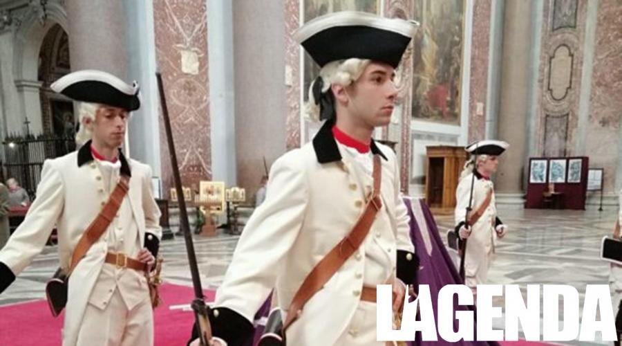 Picchetto d'onore in divisa del 1744 alla messa di suffragio del Duca di San Pietro