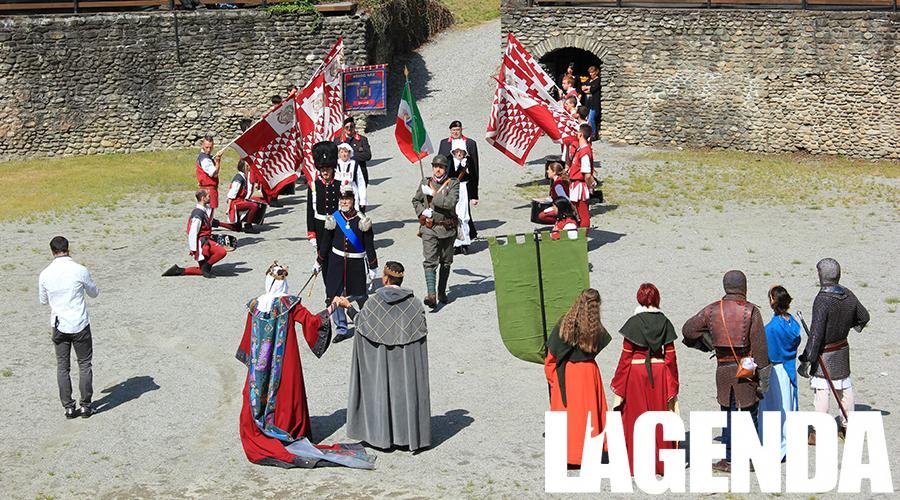 Sfilata del Gruppo storico Granatieri Valsusa alla corte di Adelaide