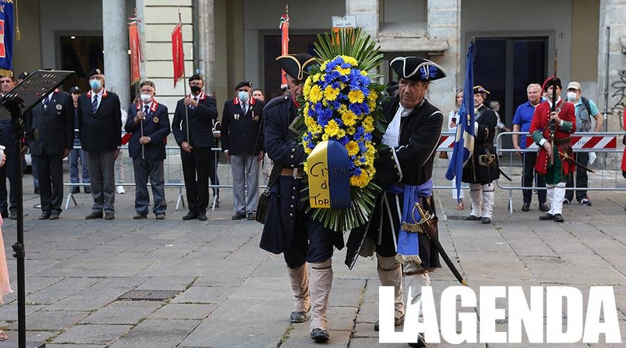 In piazza Palazzo di Città con la deposizione di corona al Principe Eugenio di Savoia
