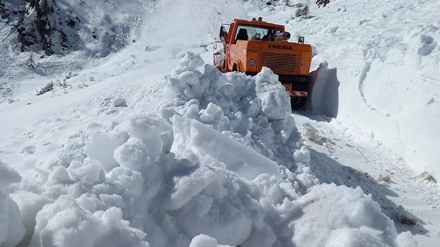Sgombero della neve al Colle delle Finestre