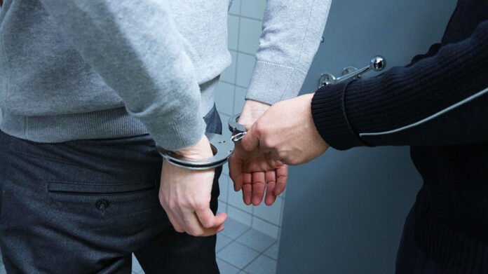 Polizia manette arresto