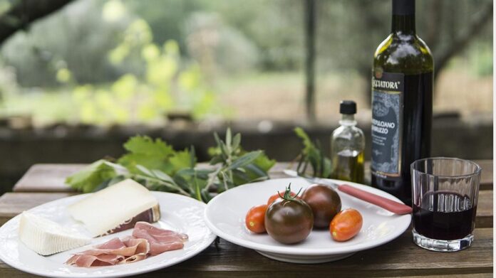 Vino salumi formaggi
