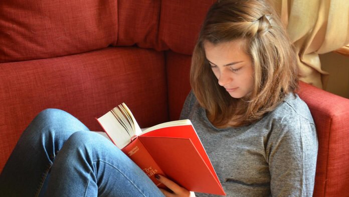 leggere studiare ragazza