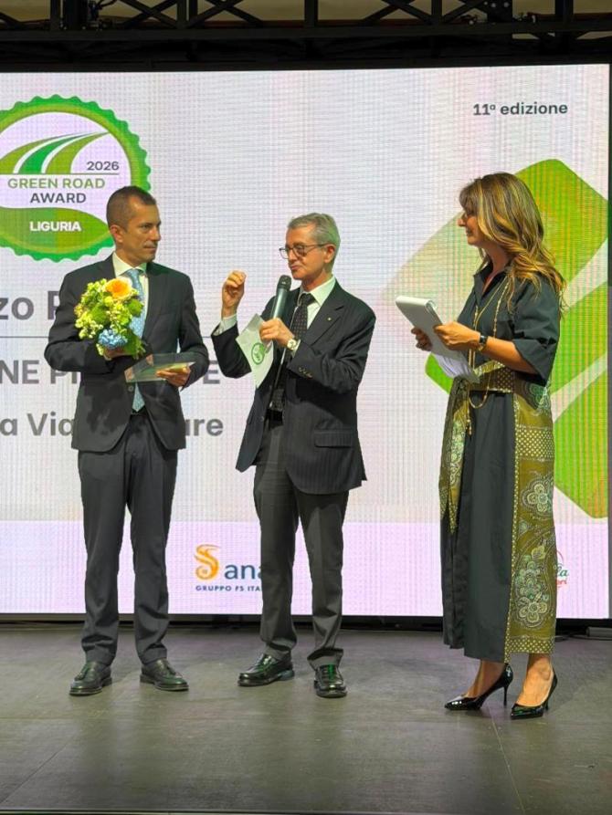 La consegna del premio all'assessore Gabusi 2 